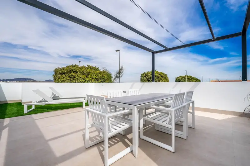 Villa en Venta en Murcia: 3 Dormitorios, Piscina Privada y Solarium