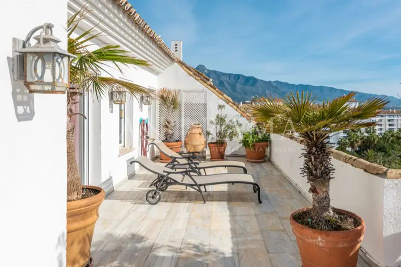 Ático en Puerto Banús con Vistas al Mar
