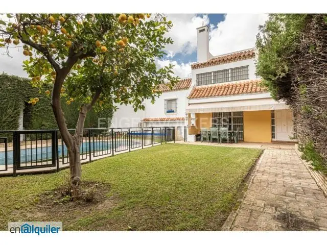 Chalet con Piscina y Jardin en el Aljarafe Cerca de Sevilla