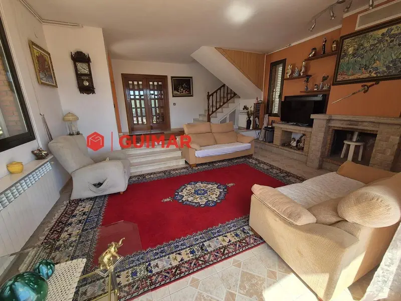 Chalet en Vallirana con Piscina y Garaje Grande
