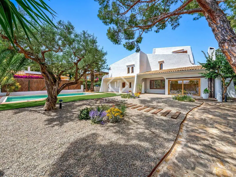 Chalet de Lujo en Comarruga con Piscina y Paneles Solares