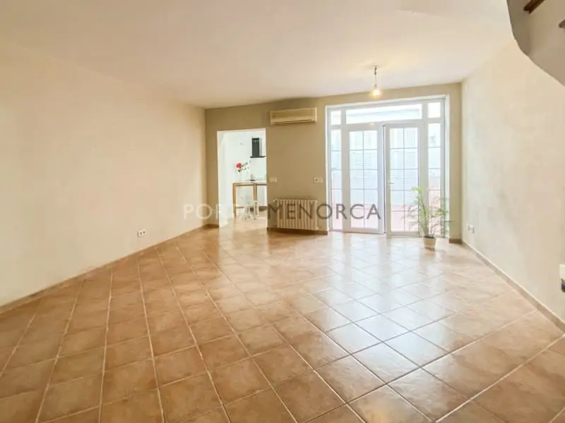 Casa en venta en Mahón: Chalet reformado con 4 dormitorios y patio