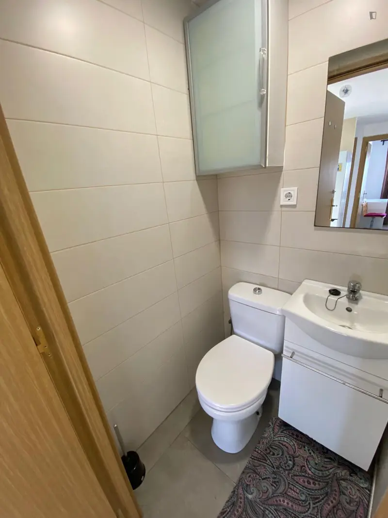 Habitacion Doble con Baño Privado para Personas de 18 a 30 a

os