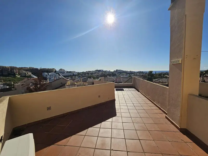 Chalet Pareado en Riviera del Sol: 3 Dormitorios, Jardin, Solarium y Vistas al Mar