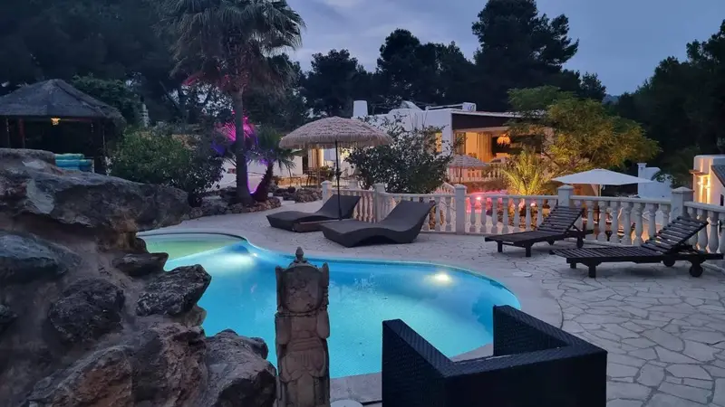 Chalet en venta en Ibiza estilo norteño con piscina y jardín
