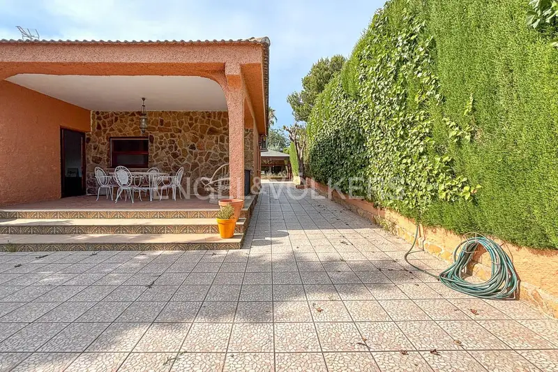 Chalet en alquiler en La Eliana Valencia 4 habitaciones piscina y barbacoa