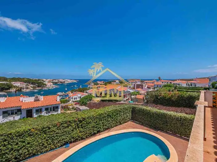 Villa de 5 Dormitorios con Vistas al Mar