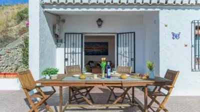 Villa en Almuñécar con Vistas al Mar y Placas Solares