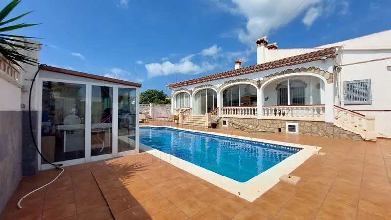 Chalet en Miami Platja 270m2 5 dormitorios 3 banos piscina jardin