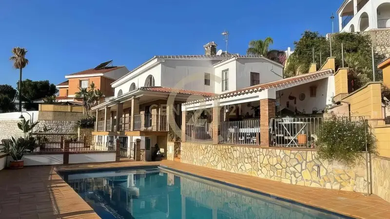 Villa en Málaga 4 Dormitorios 3 Baños 300m²