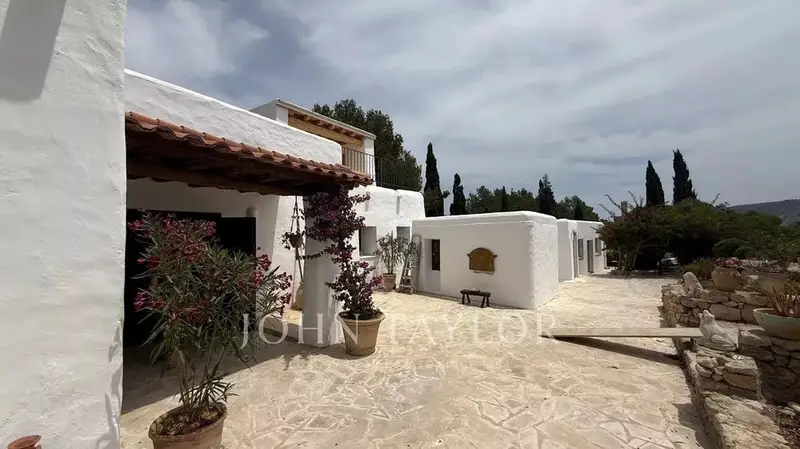 Finca de Lujo Reformada en Cala Llonga 3 Dormitorios 3 Anexos