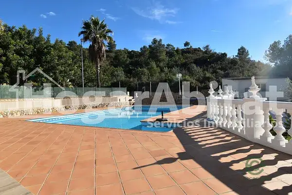 Chalet en Pedralba con Piscina y Gran Parcela
