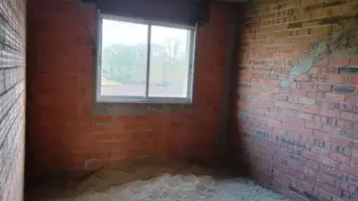Piso en Venta en Curtis: Amplia Vivienda con Parcela