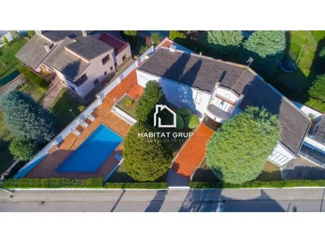 Chalet en Venta Banyoles con Jardin Piscina 5 Habitaciones