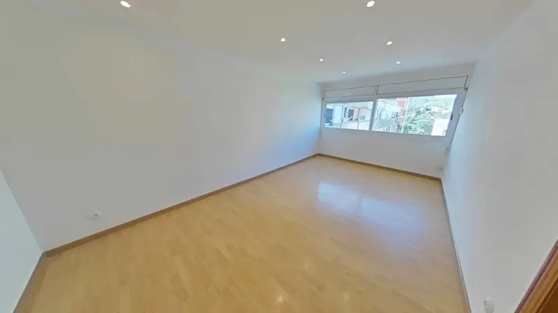 Piso en venta. Piso 3 habitaciones (2 dobles), salón, cocina y baño, todo exterior, calefacción, parquet, carpintería de aluminio, vistas al mar.