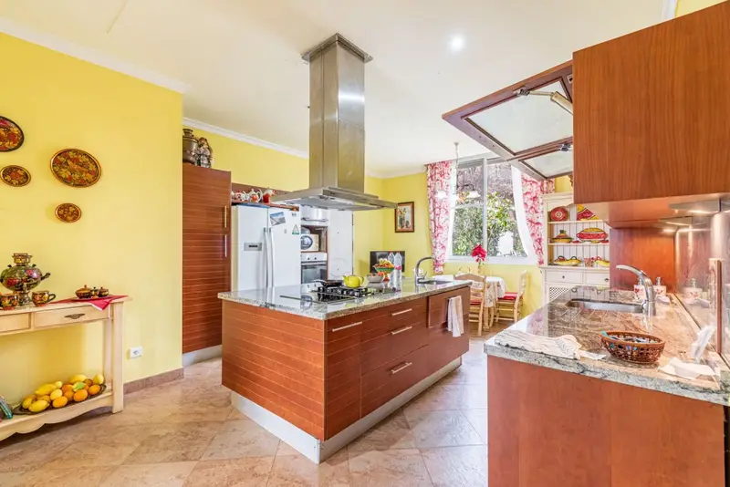 Villa de Lujo en Altos de Estepona con Vistas Panorámicas