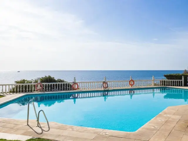 Apartamento en Mijas Costa con Vistas al Mar y Piscina