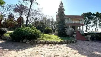 Chalet en Venta en Picassent 8000m2 con Piscina y Pista de Tenis