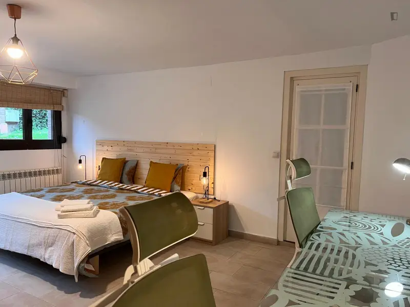 Habitacion Doble en Casa con Jardin y Piscina Cerca de Barcelona