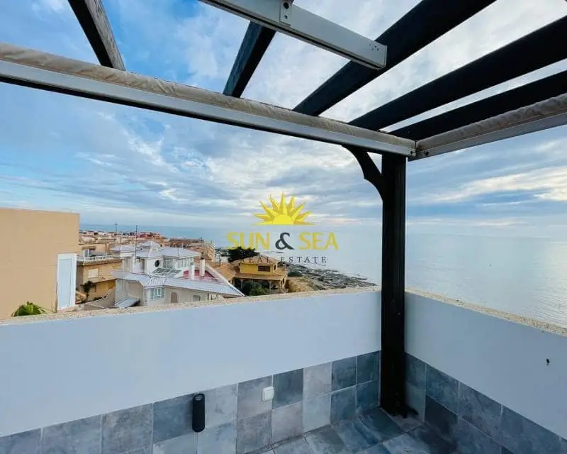 Apartamento en Torrevieja con Vistas al Mar y Piscina