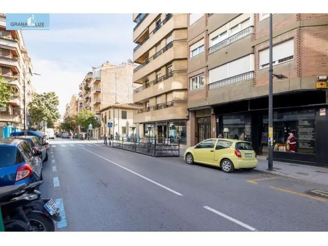 Local en Venta Calle Alhamar Granada 128m2 Alta Rentabilidad