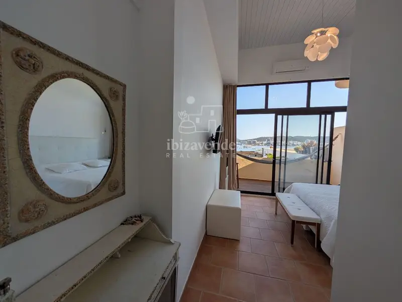 Apartamento en Cala d'en Bou con Vistas Panorámicas al Mar