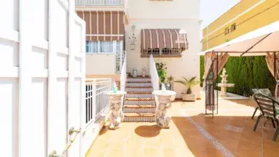Chalet con Piscina y Placas Solares en Granada