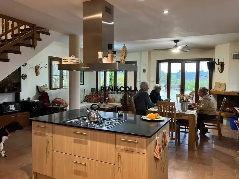Chalet en Cervera del Maestre con Piscina y Parcela Grande