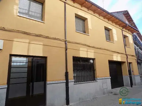Casa con Local Comercial y Garaje en Astorga