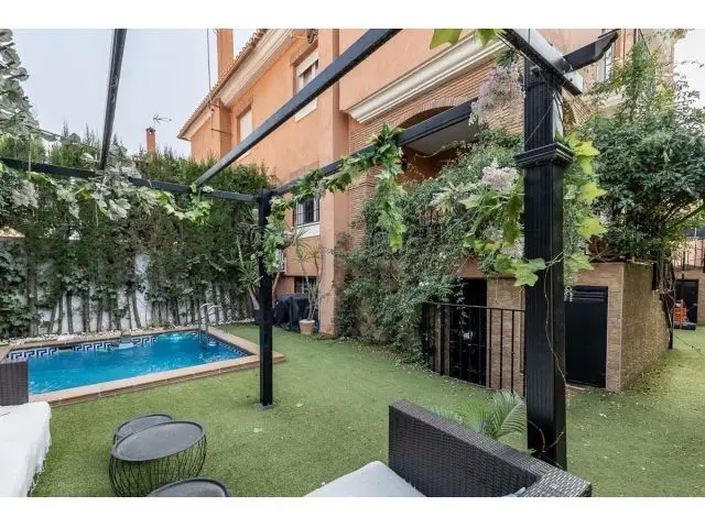 Chalet Pareado con Piscina Privada y Licencia Turistica Vegas del Genil
