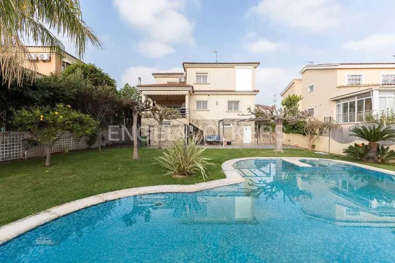 Chalet de Lujo en L Eliana 6 Habitaciones Piscina Jardin