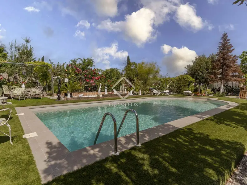 Chalet en Venta en Ogijares Granada 800m2 con Piscina y Vistas