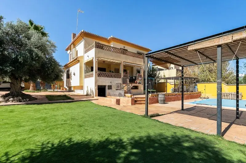 Chalet en Venta Las Gabias 5 Dormitorios Piscina Gran Garaje