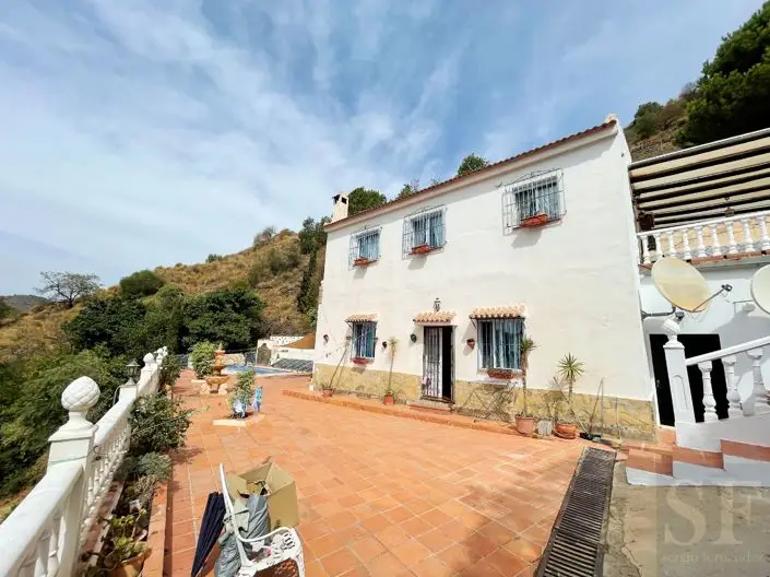 Villa de Lujo en Venta: 4 Dormitorios, Piscina, Vistas al Mar