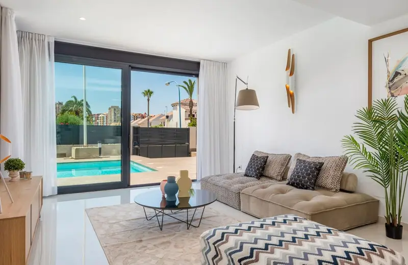 Villas de Lujo en Playa Honda Murcia con Piscina Privada y Cargador Electrico