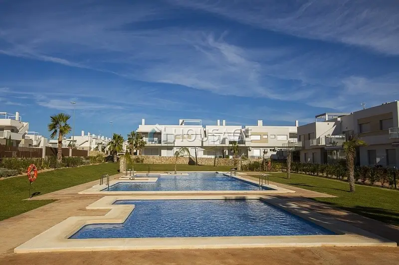 Ático en Orihuela Costa: 2 dormitorios, 2 baños, piscina y jardín