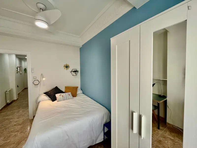 Habitacion Luminosa con Cama Doble Smart TV Cerca Universidad