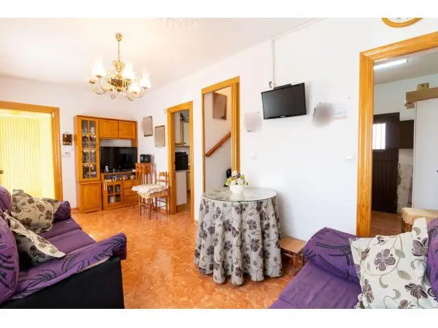 Vivienda en Benahadux: Amplia y Luminosa