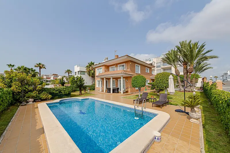 Chalet Lujo Torrevieja 5 Dormitorios Piscina Vistas al Mar