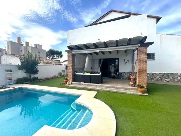 Villa en Calahonda con 4 Dormitorios Piscina y Vistas al Mar