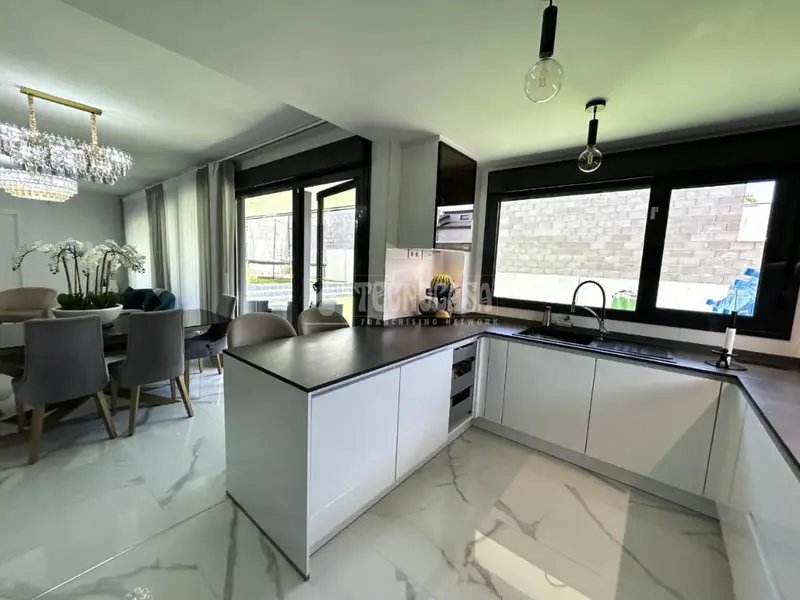 Chalet Pareado en Villalbilla con Jardín y Aerotermia