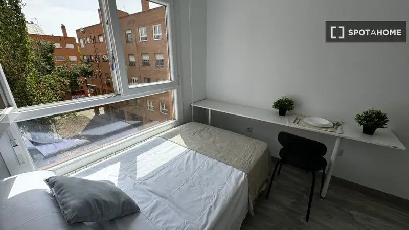 Habitación en piso compartido en madrid.