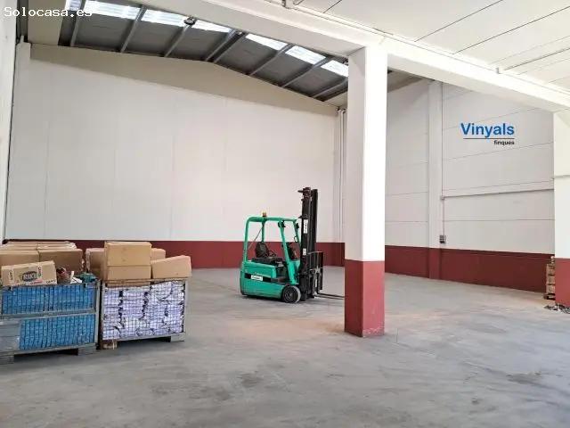 Nave Diafana con Patio y Oficinas Equipadas
