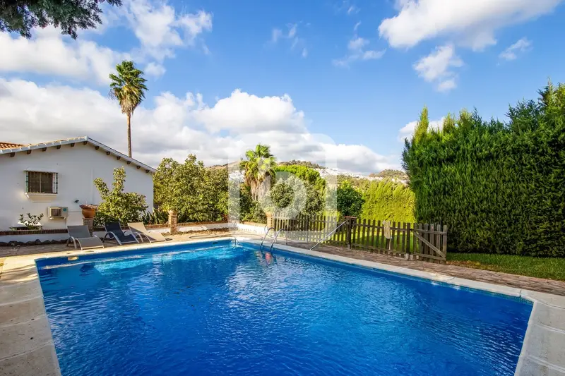 Chalet en venta Jimena de la Frontera con piscina y paneles solares