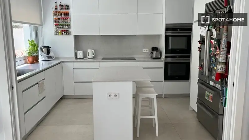 Apartamento de 7 dormitorios y 1 ba









ño en Madrid