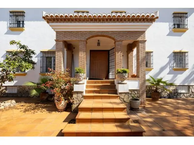 Chalet Independiente en Otura con Piscina y Jardin 800m2