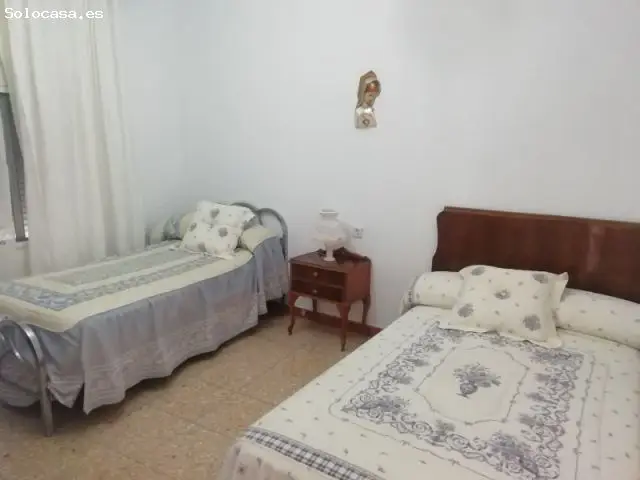 Casa en La Albuera con Patio y Entrada Trasera