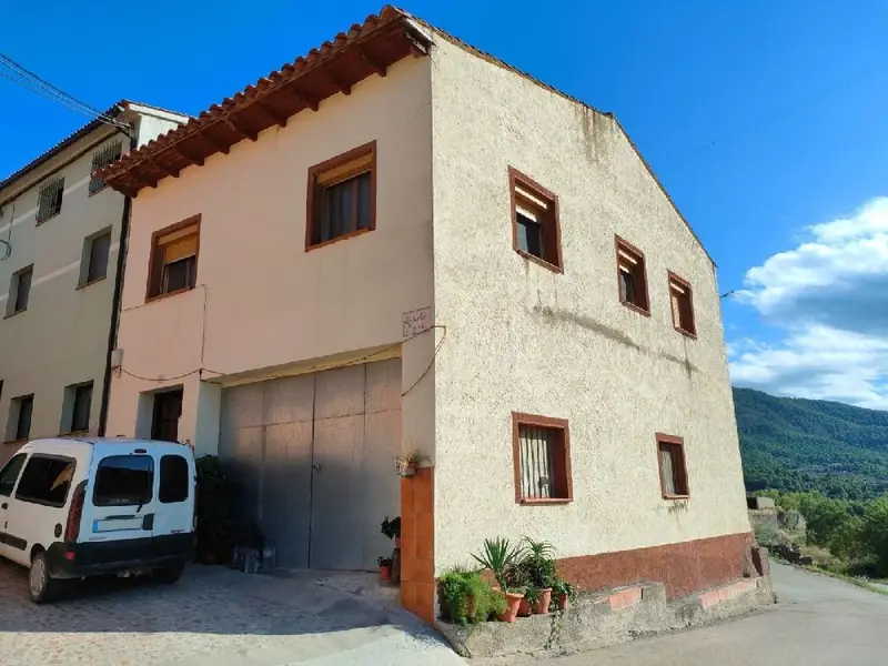 Casa en Fuentespalda con Garaje y Terraza 172m2