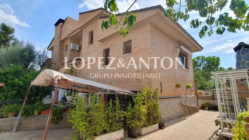 Chalet en Venta L Eliana 198m2 4 Dormitorios 3 Banos Jardin Piscina