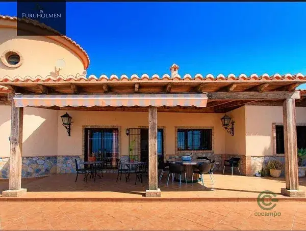 Villa de Lujo en Motril con Vistas al Mar y Producción de Aguacates